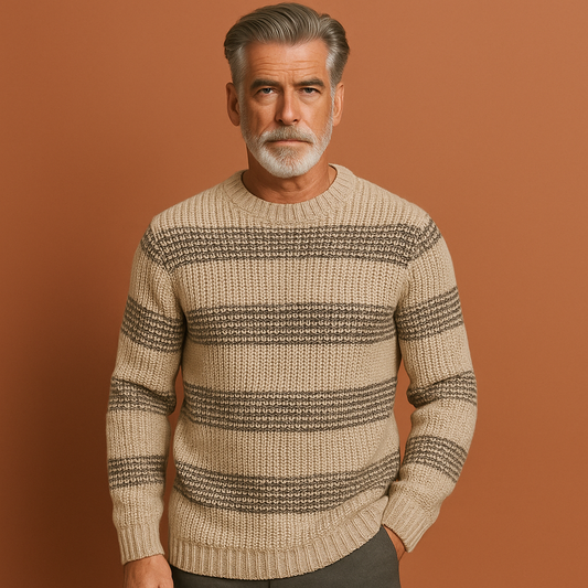 Men’s knitted sweater in khaki with subtle pattern, soft and comfortable for casual and elegant outfits.